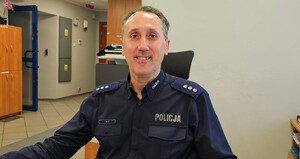 Zdjęcie przedstawia dyżurnego strzeleckiej Policji, kom. Jarosława Galusa.