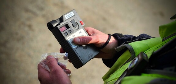 Zdjęcie przedstawia alkomat.