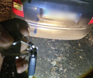 Zdjęcie przedstawia zatrzymane audi.