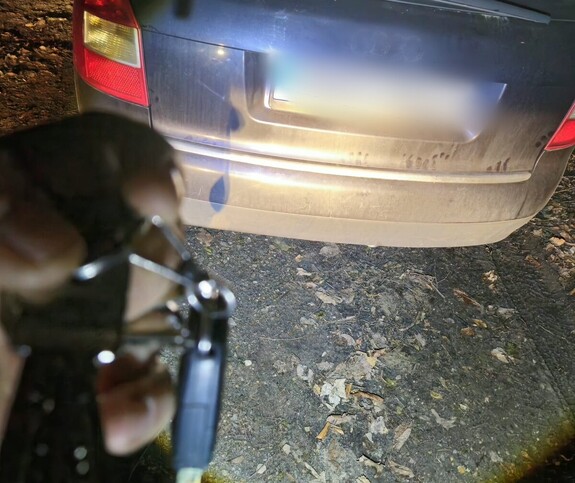 Zdjęcie przedstawia zatrzymane audi.