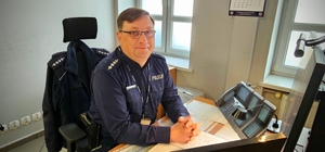 Zdjęcie przedstawia dyżurnego strzeleckiej Policji.