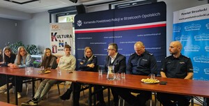 Zdjęcie przedstawia spotkanie Komendanta Wojewódzkiego Policji w Opolu z młodzieżą z programu "Przyszłość a Ty"