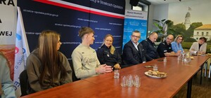 Zdjęcie przedstawia spotkanie Komendanta Wojewódzkiego Policji w Opolu z młodzieżą z programu "Przyszłość a Ty"