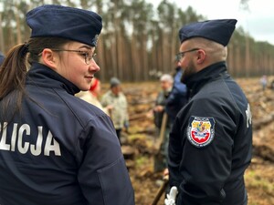 Zdjęcie przedstawia wydarzenie związane z jubileuszem 100-lecia dzielnicowych, którzy z tej okazji posadzili symboliczne 100 sadzonek w lesie.
