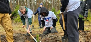 Zdjęcie przedstawia wydarzenie związane z jubileuszem 100-lecia dzielnicowych, którzy z tej okazji posadzili symboliczne 100 sadzonek w lesie.
