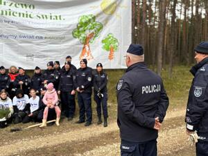 Zdjęcie przedstawia wydarzenie związane z jubileuszem 100-lecia dzielnicowych, którzy z tej okazji posadzili symboliczne 100 sadzonek w lesie.