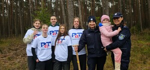 Zdjęcie przedstawia wydarzenie związane z jubileuszem 100-lecia dzielnicowych, którzy z tej okazji posadzili symboliczne 100 sadzonek w lesie.