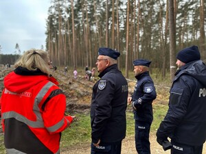 Zdjęcie przedstawia wydarzenie związane z jubileuszem 100-lecia dzielnicowych, którzy z tej okazji posadzili symboliczne 100 sadzonek w lesie.