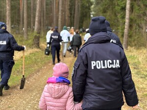Zdjęcie przedstawia wydarzenie związane z jubileuszem 100-lecia dzielnicowych, którzy z tej okazji posadzili symboliczne 100 sadzonek w lesie.