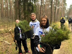 Zdjęcie przedstawia wydarzenie związane z jubileuszem 100-lecia dzielnicowych, którzy z tej okazji posadzili symboliczne 100 sadzonek w lesie.