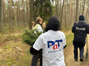 Zdjęcie przedstawia wydarzenie związane z jubileuszem 100-lecia dzielnicowych, którzy z tej okazji posadzili symboliczne 100 sadzonek w lesie.