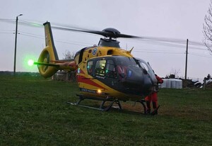 Zdjęcie przestawia helikopter LPR-u, który będzie transportować pacjenta.