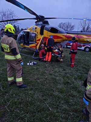 Zdjęcie przestawia helikopter LPR-u, który będzie transportować pacjenta.