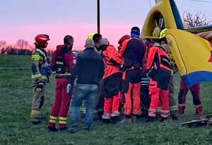 Zdjęcie przestawia helikopter LPR-u, który będzie transportować pacjenta.