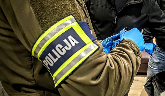 Zdjęcie przedstawia ramię policjanta.