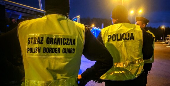 Zdjęcie przedstawia funkcjonariuszy Straży Granicznej i Policji.