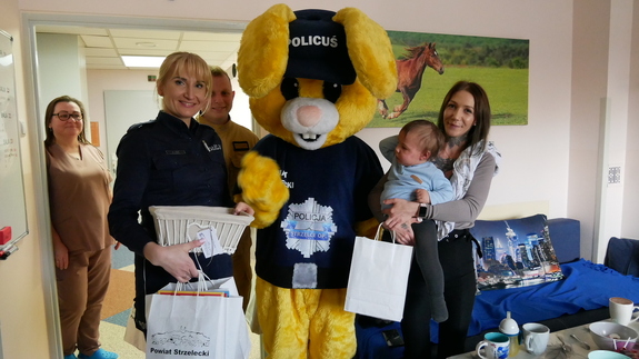 Zdjęcie przedstawia odwiedziny mundurowych i Policusia w szpitalu.