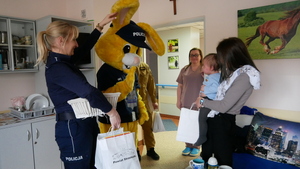 Zdjęcie przedstawia odwiedziny mundurowych i Policusia w szpitalu.