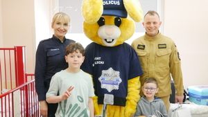 Zdjęcie przedstawia odwiedziny mundurowych i Policusia w szpitalu.