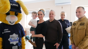 Zdjęcie przedstawia odwiedziny mundurowych i Policusia w szpitalu.