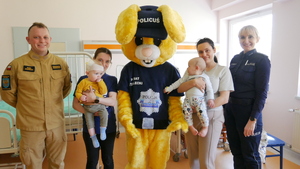 Zdjęcie przedstawia odwiedziny mundurowych i Policusia w szpitalu.