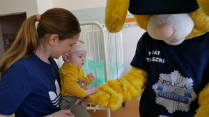 Zdjęcie przedstawia odwiedziny mundurowych i Policusia w szpitalu.