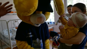 Zdjęcie przedstawia odwiedziny mundurowych i Policusia w szpitalu.