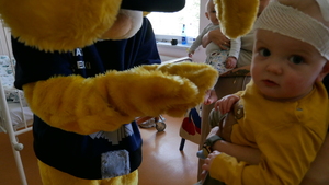 Zdjęcie przedstawia odwiedziny mundurowych i Policusia w szpitalu.