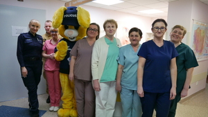 Zdjęcie przedstawia odwiedziny mundurowych i Policusia w szpitalu.