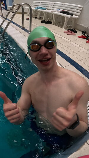 Zdjęcie przedstawia zawody pływackie.