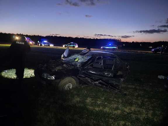 Zdjęcie przedstawia miejsce dachowania pojazdu.
