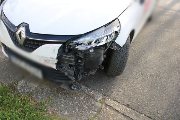 Zdjęcie przedstawia uszkodzone pojazdy.