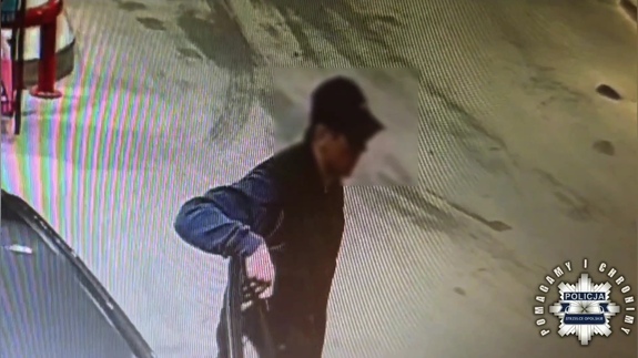 Zdjęcie przestawia nietrzeźwego mężczyznę.