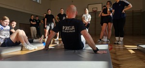 Zdjęcie przedstawia zajęcia z taktyk i technik interwenienci w klasie policyjnej.