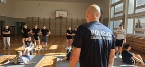 Zdjęcie przedstawia zajęcia z taktyk i technik interwenienci w klasie policyjnej.