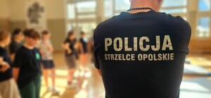 Zdjęcie przedstawia zajęcia z taktyk i technik interwenienci w klasie policyjnej.