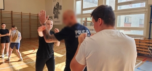 Zdjęcie przedstawia zajęcia z taktyk i technik interwenienci w klasie policyjnej.