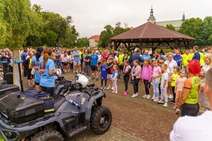 Zdjęcie przedstawiają ujęcia z biegu charytatywnego.
