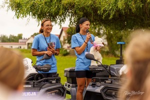 Zdjęcie przedstawiają ujęcia z biegu charytatywnego.