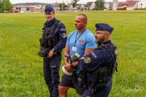 Zdjęcie przedstawiają ujęcia z biegu charytatywnego.