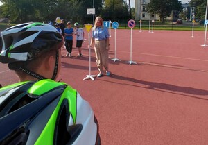Zdjęcie przedstawia zajęcia, podczas których uczniowie otrzymali kaski.