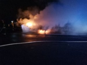 Zdjęcie przedstawia pożar pojazdu na autostradzie.