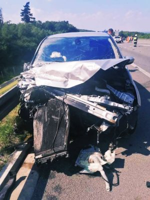 Zdjęcie przedstawia samochód biorący udział w wypadku drogowym na autostradzie A4.