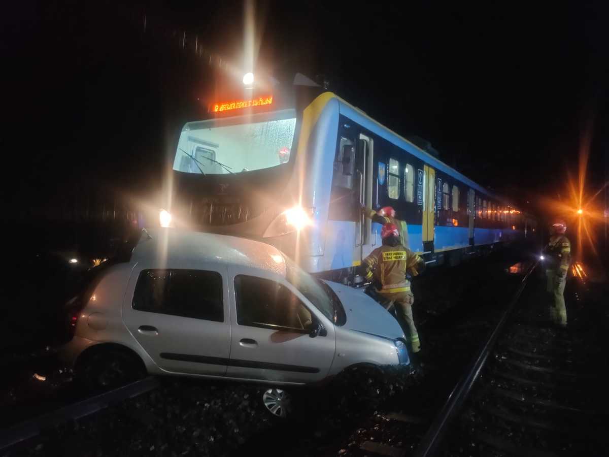 Pociąg uderzył w samochód na przejeździe kolejowym w Warmątowicach