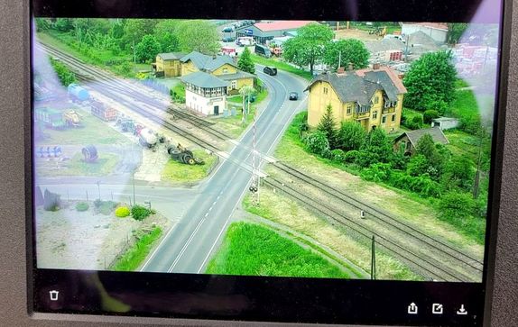 widok z drona na przejazd kolejowy w Głogówku