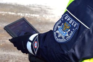 policjant trzyma w ręce monitor od drona