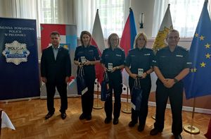 kolejne zdjęcie wyróżnionych policjantów wraz ze Starostą Powiatowym oraz Komendantem Powiatowym Policji w Prudniku