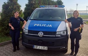 policjantki stoją przy radiowozie. Od lewej sierżant Justyna Boska oraz sierżant sztabowy Monika Rozembajgier