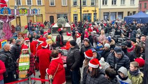 kolorowe zdjęcie ludzi uczestniczących w jarmarku