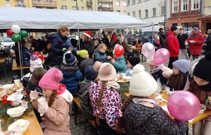 Kolorowe zdjęcie uczestników Wigilii na prudnickim Rynku